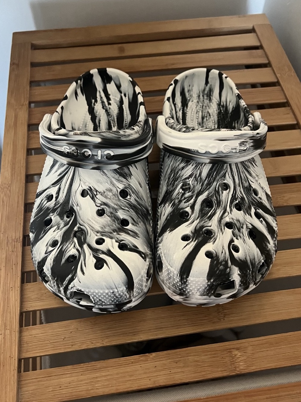 Crocs Classic Clog (Black/White Marble), size J6, W8